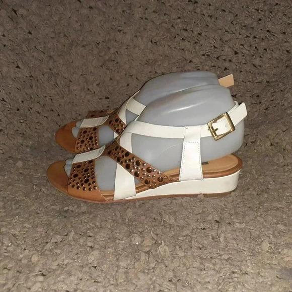 ZINDA-Tan/White Leather w/Bronze & Copper Studs-Buckle Sandals-Sz 37-Excellent - Picture 2 of 7